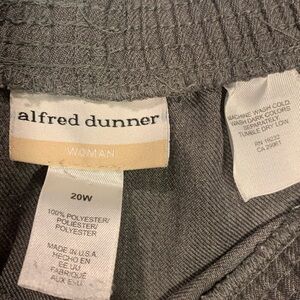 Alfred Dunner gray elastic waist pants size 20W  inseam 26 inches